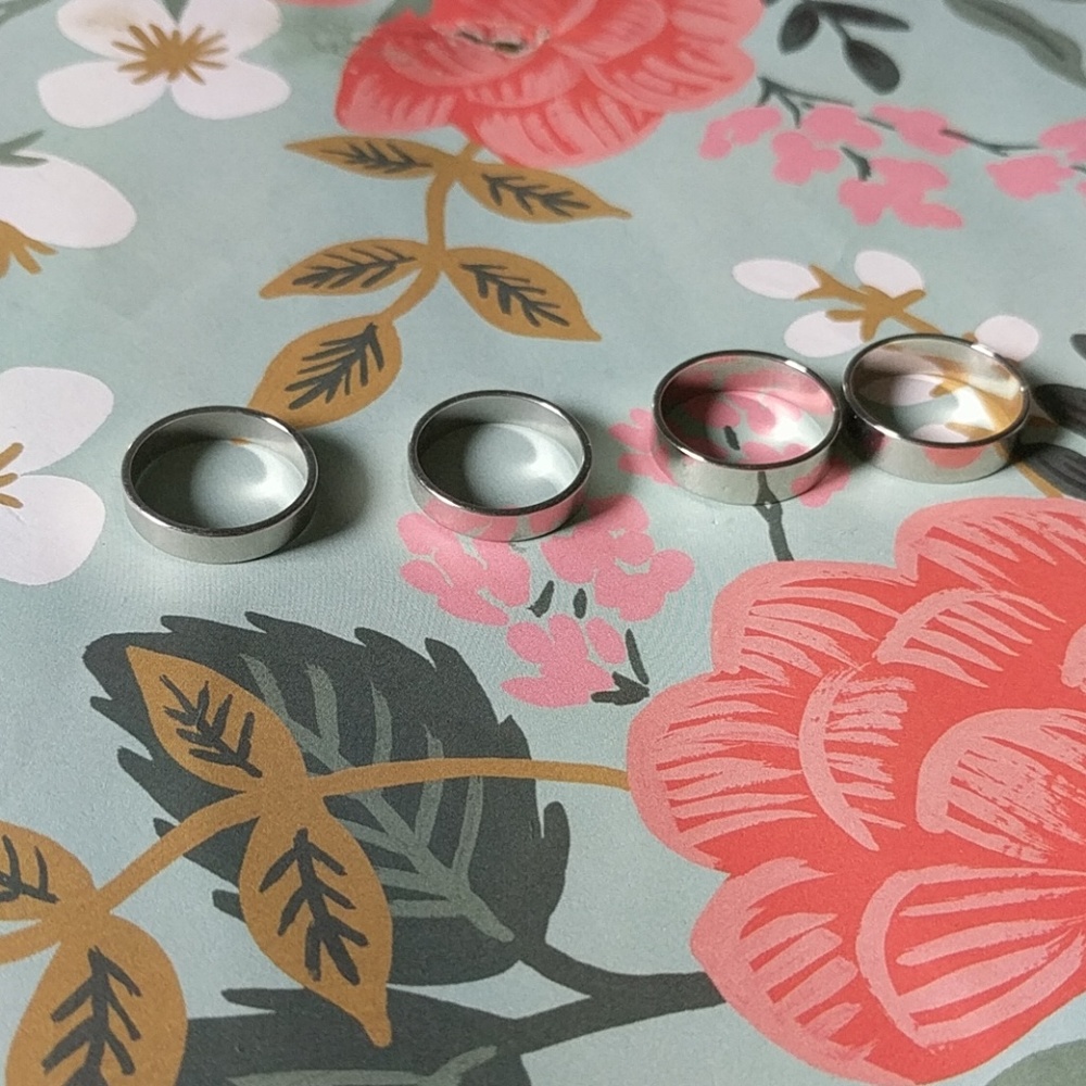Set of 4 silver rings